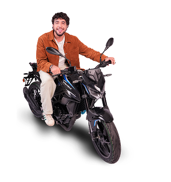 Nattan em cima da moto Shineray